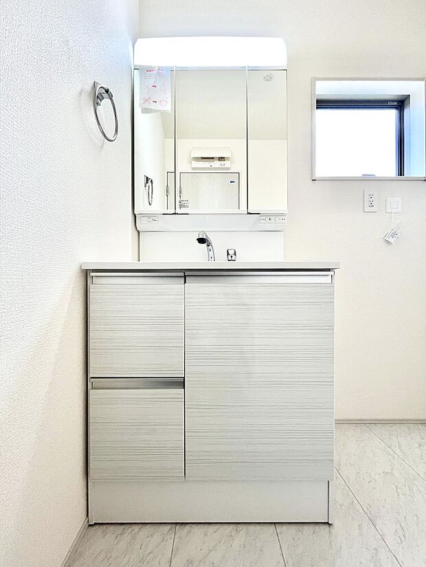 大きく見やすい三面鏡で清潔感ある洗面台は、身だしなみチェックや肌のお手入れにおすすめです。