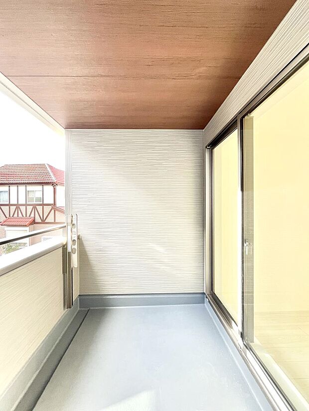 南向きのバルコニー!ご家族の洗濯物はもちろん、お布団もたっぷり干せます!