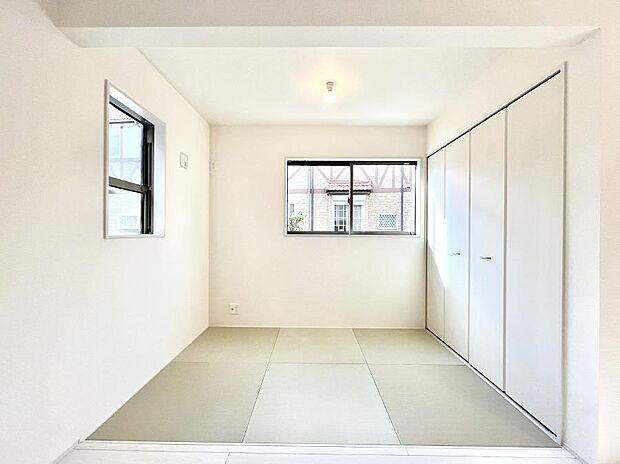 キッズスペースや休日のごろ寝スペースに!リビングに隣接したタタミコーナー。