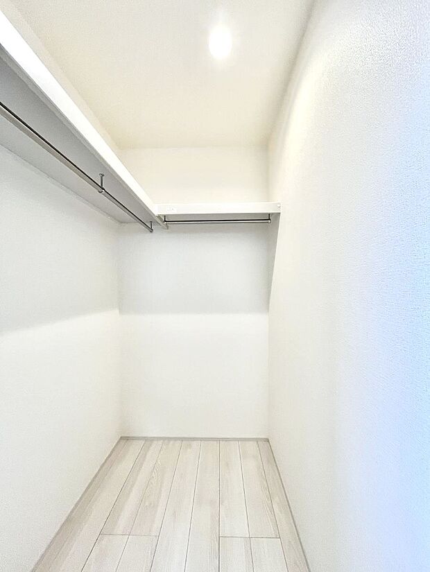ウォークインクローゼット付きで生活空間を広く利用できます。