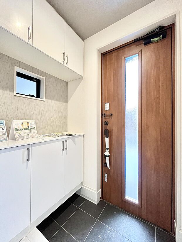 飾り棚を利用して、お越しいただくお客様をおもてなしできます。