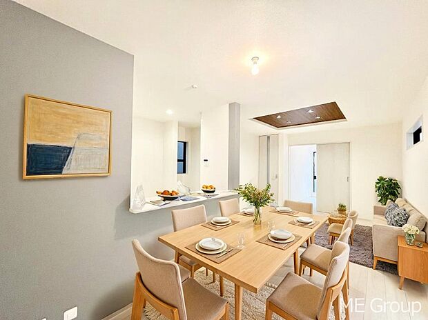 ご家族の賑やかな話し声で包まれる明るいリビング  ※家具はCGです