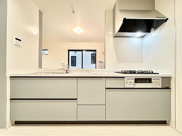 リビングを見渡せる人気のカウンターキッチン。 家族を見守りながら家事をすることができます。