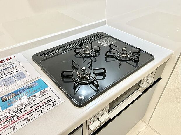 ガスコンロはＳｉセンサー搭載。火力調節や焦げ付き・消し忘れも防いでくれます。