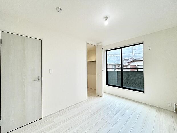 ウォークインクローゼットがあるお部屋！季節ごとの入れ替えも不要で便利です。 