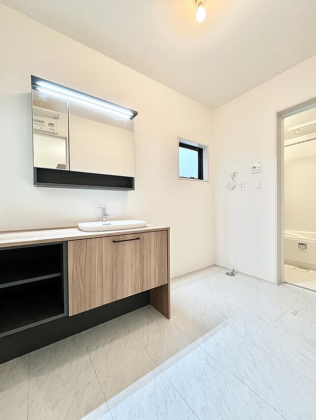 小窓がついているので湿気の多い場所でも換気が十分行えます。毎日の身支度を気持ち良く！