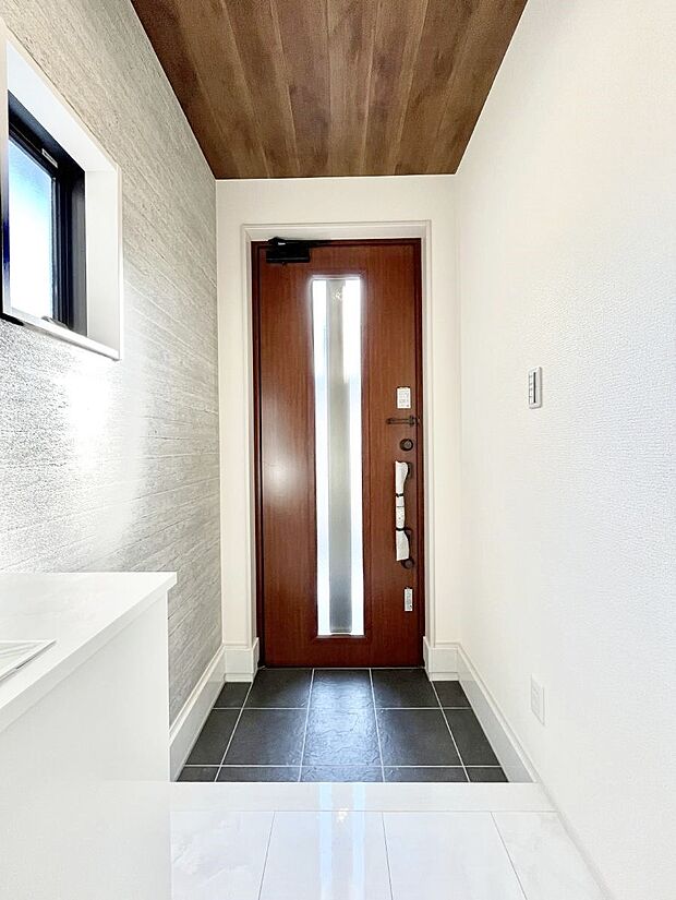 ガラススリットの入った玄関ドアが室内に光を届けてくれます