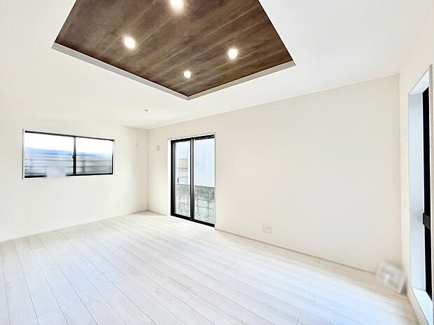 明るい陽光が注ぎ、寛ぎの雰囲気に満たされるリビング・ダイニング。