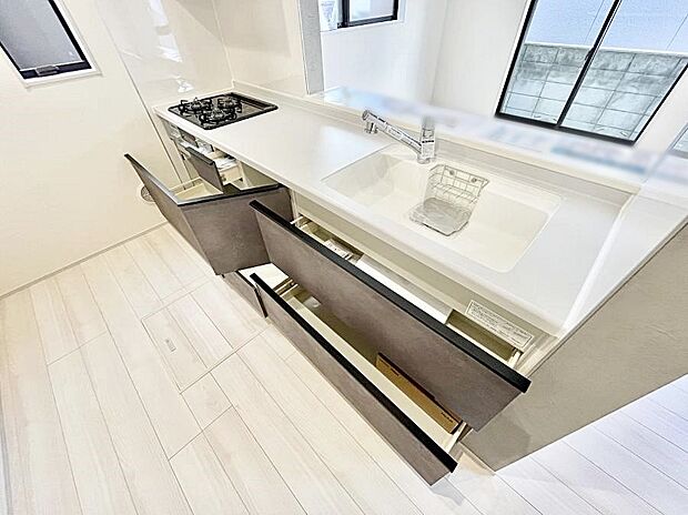 使いやすさを優先したスライド式収納タイプ!