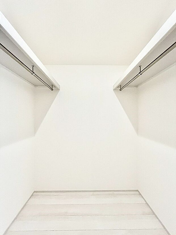 ウォークインクローゼット付きで生活空間を広く利用できます