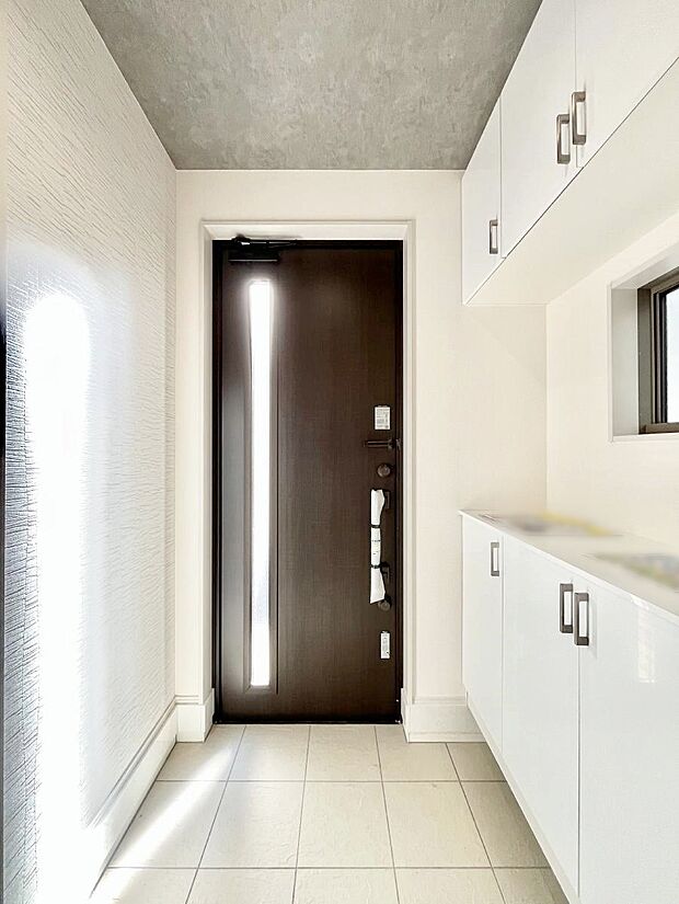 ◆1号棟◆〜Entrance〜　家の中でお客様を迎える最初の場所である玄関は、家の印象そのものです！豊富な玄関収納で、常に綺麗に保つことが出来ます♪玄関にはたっぷり収納の下駄箱を完備！