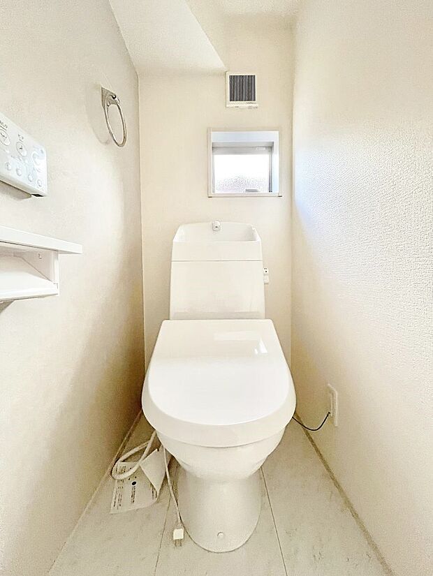 ◆1号棟◆〜Toilet〜　綺麗・スッキリ・快適なウォシュレット付トイレでくつろげる空間です。採光もあり明るく、快適空間となっております♪毎日使う場所だからこその配慮です！