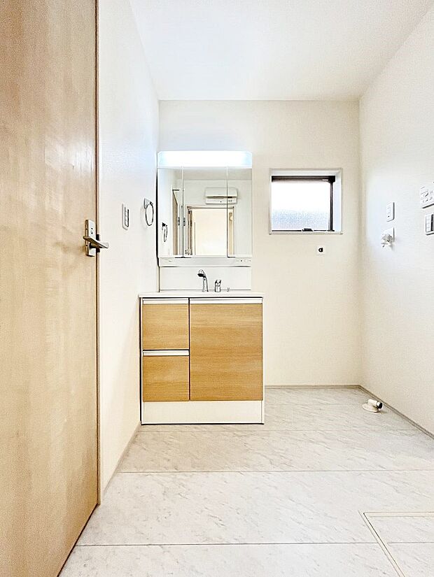 ◆1号棟◆〜Dressing Room〜　暗くなりがちな洗面所も窓があると採光と換気が可能なので気持ちよくお使い頂けます。三面鏡タイプの洗面台は鏡裏収納で散らかりがちな洗面所もスッキリ♪