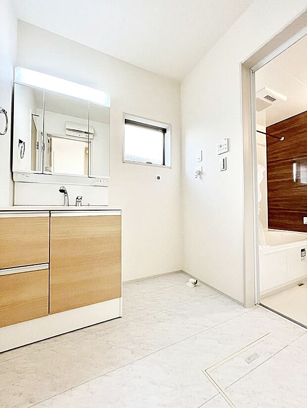 ◆1号棟◆〜Dressing Room〜　明るく清潔感溢れるパウダールーム。毎日使う場所だからこそ、快適な空間となっております。シャンプードレッサーを採用しておりますので、朝シャンも手軽に出来ます。