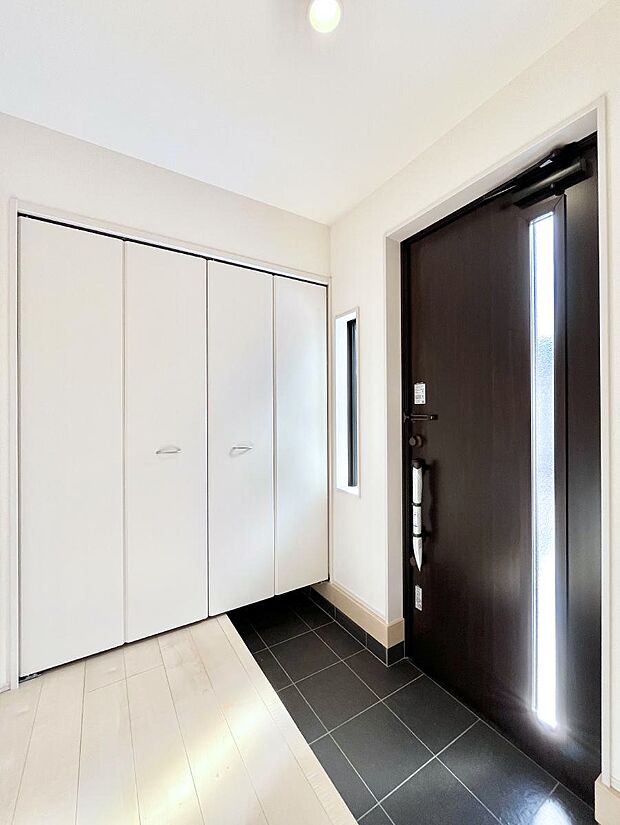 ◆2号棟◆〜Entrance〜 家の中でお客様を迎える最初の場所である玄関は、家の印象そのものです!豊富な玄関収納で、常に綺麗に保つことが出来ます♪玄関にはたっぷり収納の下駄箱を完備!