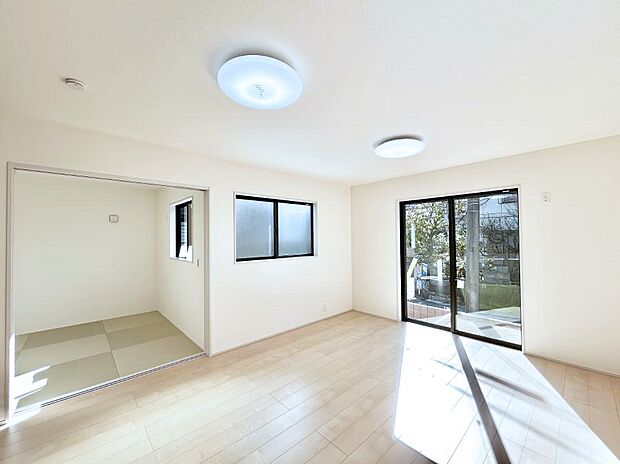 ◆2号棟◆〜Living〜 飽きの来ないシンプルでおしゃれなLDK。大きな窓から日差しが差し込むので室内も明るく、家族の憩いの場としてピッタリです。開放感と日当たりの良さを是非ご覧ください!