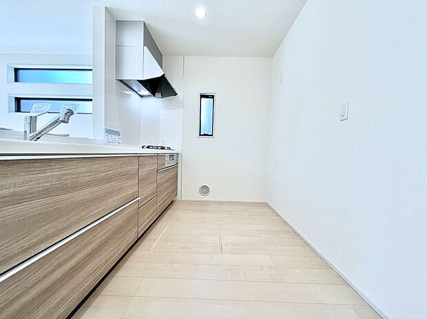 ◆2号棟◆〜Kitchen〜 自然光が入る窓のあるキッチン☆毎日使う場所だからこそ、使い勝手を考慮しました。ゆったりとしたキッチンコーナーは質感豊かな仕上がりとなっております。