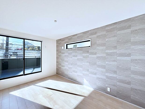 ◆2号棟◆〜Bed Room〜 木の温もりがやさしいフローリングは安らぎをもたらすプライベート空間。明るめのフローリングですので、壁紙ともマッチし、お部屋を更に広く見せてくれる効果も。