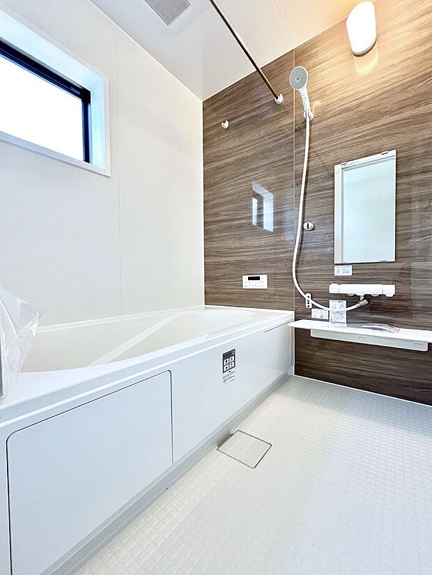◆2号棟◆〜Bath Room〜 窓付きのバスルームは、採光もあり明るく気持ちの良い空間です。窓があることで、換気環境も良好。ゆったり寛げるバスルームで、毎日のバスタイムが楽しみになりそうです。