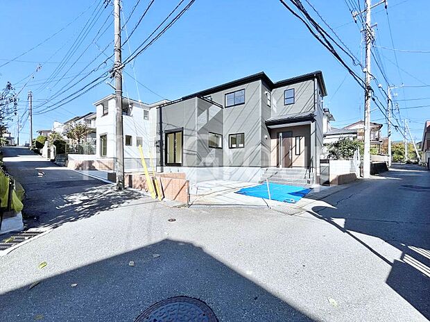 〜Exterior〜 前面道路:南西 4m 私道、南東 3.8m 公道 住宅地になっているので車量も少なく、静かな立地です。子育て環境も良好です♪♪周辺環境もあわせてご案内させて頂きます。