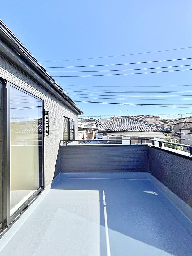 ◆2号棟◆〜Balcony〜 南向きのバルコニーの前には雲以外に太陽を遮るものがありません。お洗濯物も乾きやすく、何より明るく気持ちのいい光が入ってきます。家族全員分の洗濯物も一気に干せます。