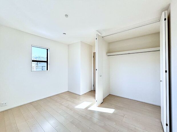 ◆2号棟◆〜Bed Room〜 全居室には収納クローゼットを完備!普段使いのお洋服や小物はもちろん、季節物のお洋服などもしっかりと整理整頓おしまい頂けます。 居室空間を広く使用できますね。