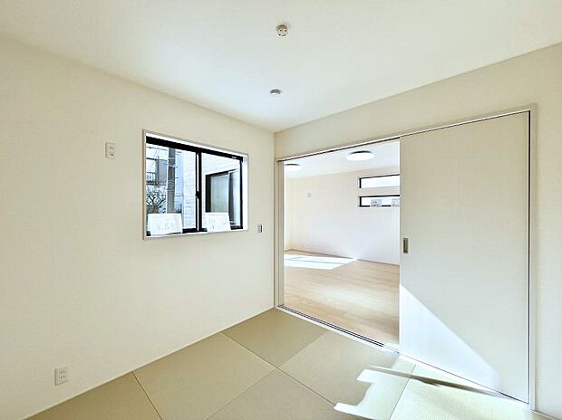 ◆2号棟◆〜Japanese Room〜 LDK隣接の和室は、アイロンがけなど奥様の家事スペースとして、また小さなお子様のいるご家庭ではお昼寝やおむつ替えの場としてご活用いただけます。