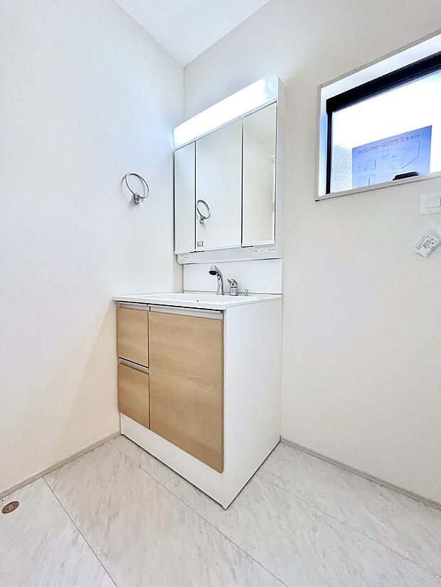 ◆2号棟◆〜Dressing Room〜　暗くなりがちな洗面所も窓があると採光と換気が可能なので気持ちよくお使い頂けます。三面鏡タイプの洗面台は鏡裏収納で散らかりがちな洗面所もスッキリ♪