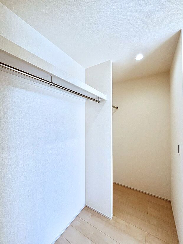 ◆2号棟◆〜Walk-in Closet〜 たくさんの洋服をかけてもシワになりにくいウォークインクローゼット。洋服以外にも、普段使わない家電やスーツケース、ストック品など何でも片付く嬉しい空間です。