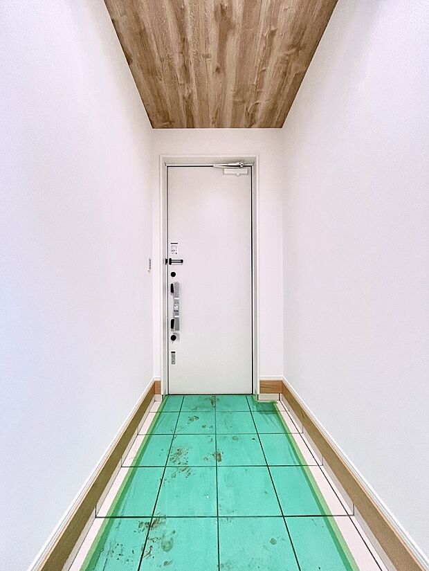 〜Entrance〜 玄関は家の顔といわれますが我が家のセンスをさりげなく感じさせる魅力ある玄関造りも楽しみの一つ。帰宅する度に家族がほっとできる心地よい空間造りも大切ですね♪