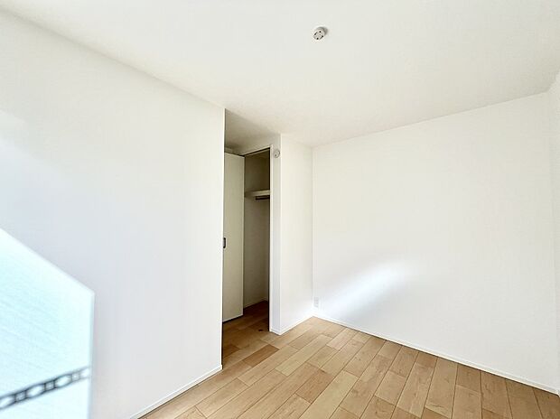 〜Bed Room〜 部屋数が多いのが戸建てのメリットです。ご家族が増えたことで手狭に感じていた住まいも戸建てでは各居室プライバシーを保つことができます。住まいにゆとりが生まれ心もリラックスできます♪