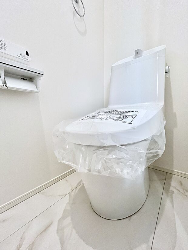 〜Toilet〜 綺麗・スッキリ・快適なウォシュレット付トイレでくつろげる空間です。1、2階共にトイレスペース!採光もあり明るく、快適空間となっております♪毎日使う場所だからこその配慮です!