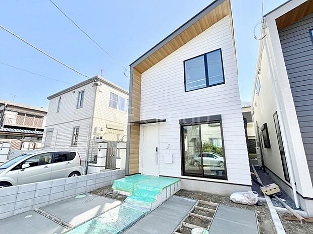 〜Exterior〜 毎日のお散歩も快適な緑に恵まれた閑静な住宅地は、伸び伸びスローライフを叶えてくれます。自然豊富な季節の移ろいを身近に感じられる、子育てに適した環境です。