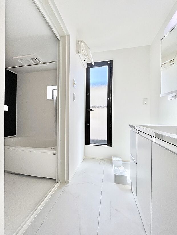 〜Dressing Room〜　暗くなりがちな洗面所も窓があると採光と換気が可能なので気持ちよくお使い頂けます。三面鏡タイプの洗面台は鏡裏収納で散らかりがちな洗面所もスッキリ♪