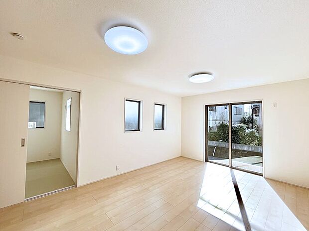 大きな窓からたっぷりの陽光と風を感じられるリビング