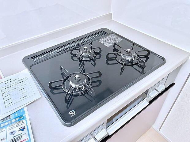 ガスコンロはSiセンサー搭載。火力調節や焦げ付き・消し忘れも防いでくれます。