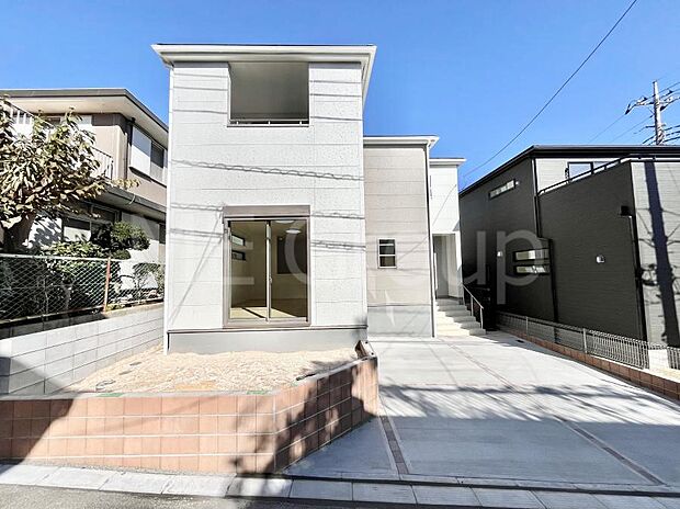 ◆1号棟◆〜Exterior〜　堂々たる趣ながら、主張し過ぎずどこか余裕を感じさせるシャープなフォルムで佇む邸宅は、晴天の空と照らし合わせる事で、本来あるべき完成形の姿を見せてくれます。