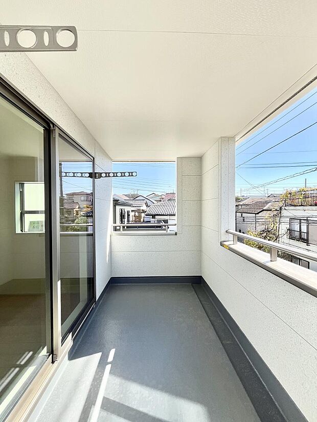 インナーバルコニーなので雨でも洗濯物を干す事が出来て、風通しがあるので乾きが良く、物干しスペースとして重宝します。 