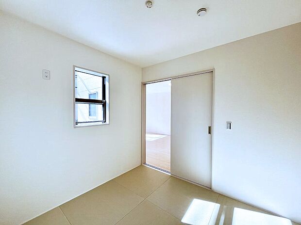 リビングと隣り合っている和室。ほっと一息できる和の空間も忘れずに。