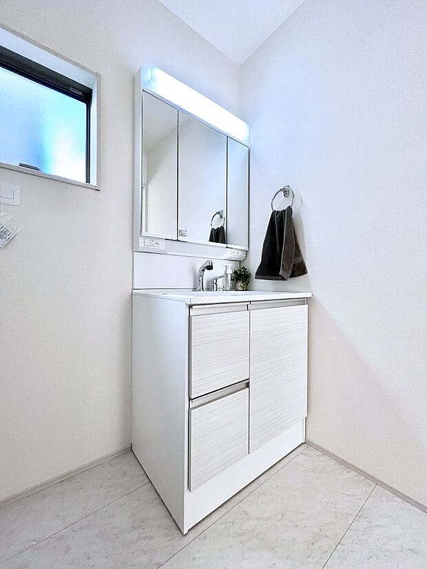 ◆1号棟◆〜Dressing Room〜　暗くなりがちな洗面所も窓があると採光と換気が可能なので気持ちよくお使い頂けます。三面鏡タイプの洗面台は鏡裏収納で散らかりがちな洗面所もスッキリ♪