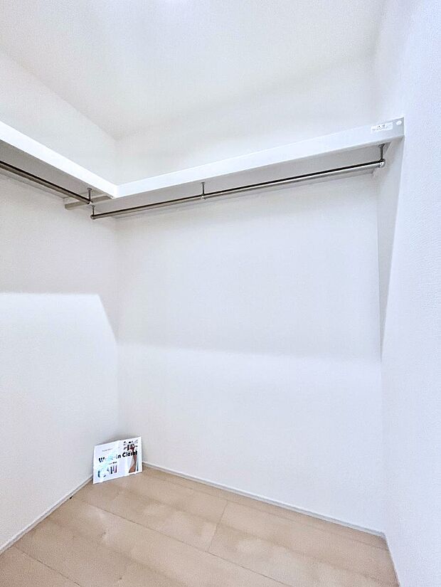 ◆1号棟◆〜Walk-in Closet〜　必要なものやコーディネートを一覧して確認でき、身支度や準備が短時間で済むウォークインクローゼットを設置しました。家の中をすっきりとさせる便利な収納スペース。