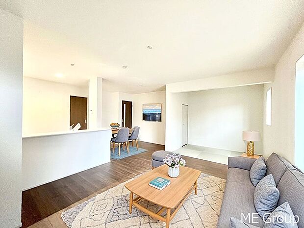 ご家族の賑やかな話し声で包まれる明るいリビング ※家具はCGです