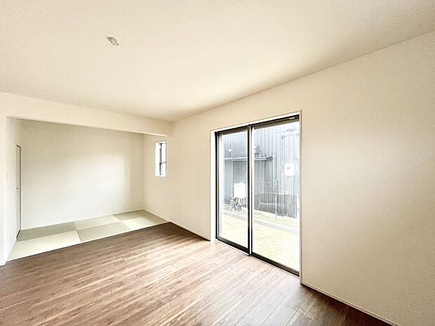 大きな窓からたっぷりの陽光と風を感じられるリビング