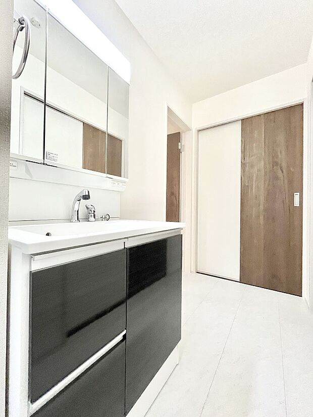 大きく見やすい三面鏡で清潔感ある洗面台は、身だしなみチェックや肌のお手入れにおすすめです。