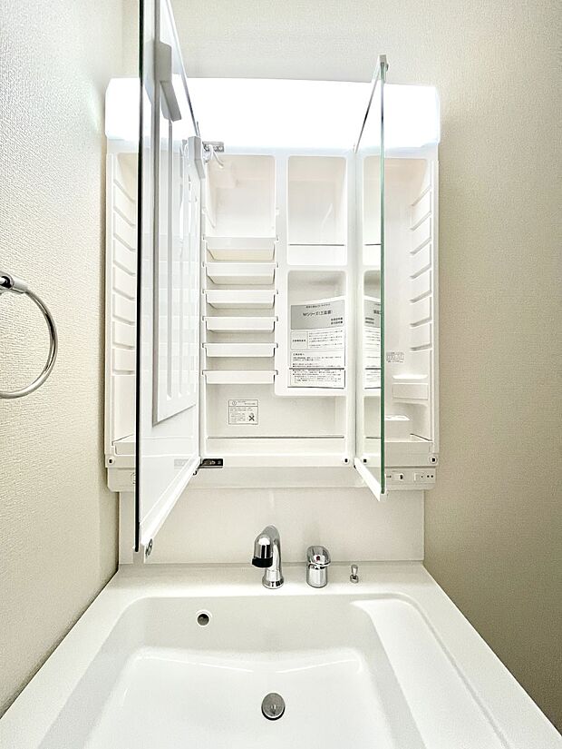 三面鏡の裏に、化粧品や衛生用品などを収納可能。洗面台をすっきりと保ちます!