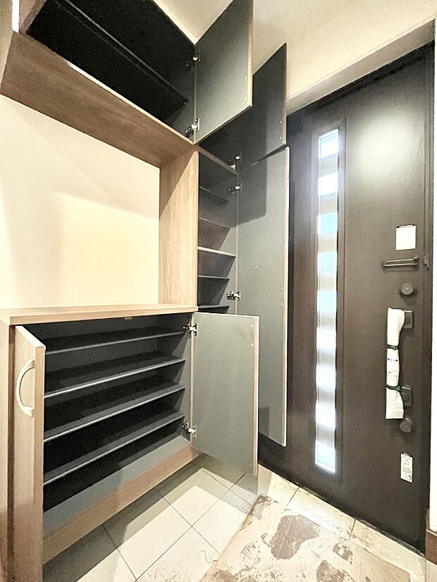 たっぷり収納できるシューズボックスで家族全員の靴も、玄関すっきり。