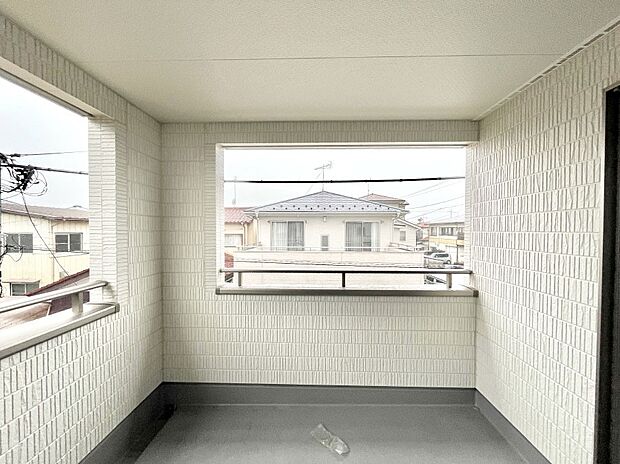 暖かな陽光が降り注ぐバルコニーはお洗濯におすすめ。爽やかな風も心地よいです。