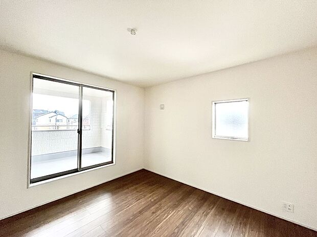 バルコニーが開放感をプラスしてくれる洋室