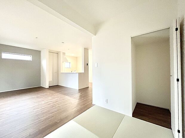 キッズスペースや休日のごろ寝スペースに!リビングに隣接したタタミコーナー。