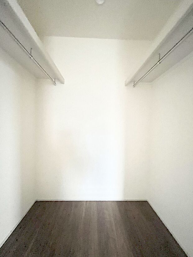 ウォークインクローゼット付きで生活空間を広く利用できます。